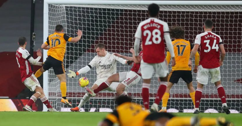 Wolves beat nine-men Arsenal