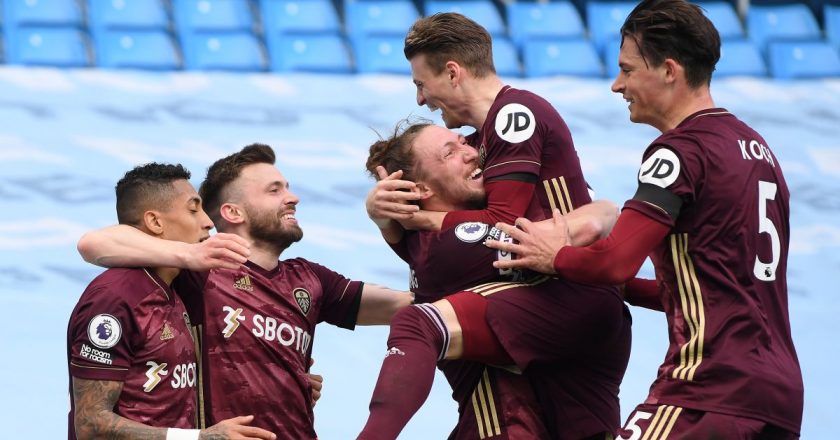 Manchester City go down to 10 men Leeds