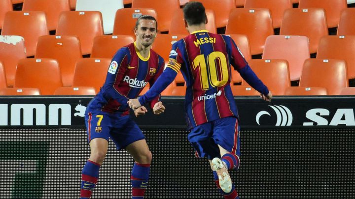 Barcelona beat Valencia to stay in title hunt