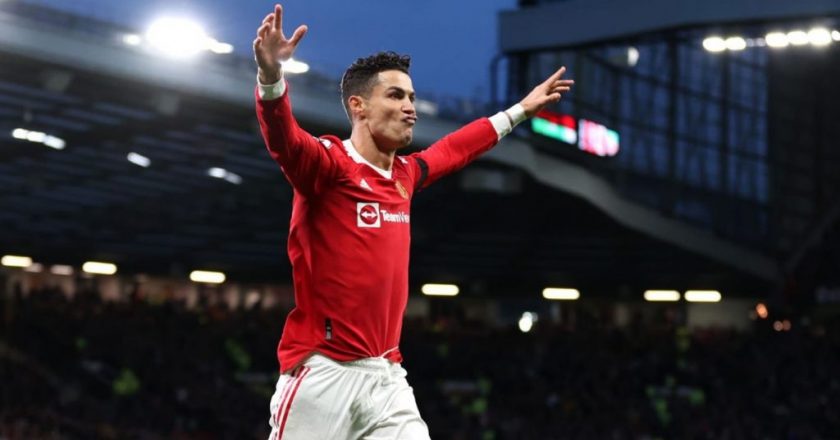 Liverpool hot on heels of leaders City, Ronaldo scores hat-trick for United