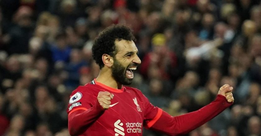 Liverpool rout United 4-0 to go top